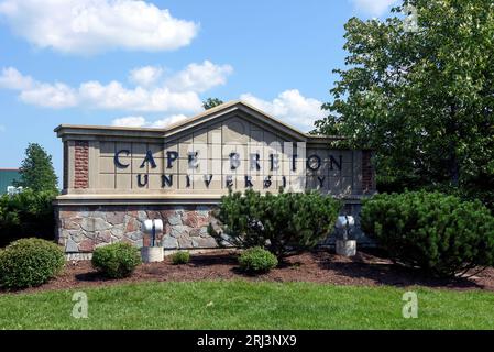 Sydney, Kanada - 28. Juli 2023: Zeichen für die Cape Breton University, eine öffentliche, gemeinsame Universität in der Nähe von Sydney, Nova Scotia. Sie wurde kürzlich bekannt gegeben Stockfoto