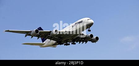 Ein Airbus A380 von Lufthansa kommt am Miami International Airport in den USA an Stockfoto