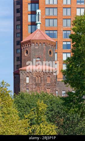 Einige Details des New Yorker Wahrzeichen West Side YMCA, 5 West 63rd Street, können nur vom Inneren des Central Park aus gesehen werden. Stockfoto