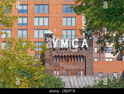 Einige Details des New Yorker Wahrzeichen West Side YMCA, 5 West 63rd Street, können nur vom Inneren des Central Park aus gesehen werden. Stockfoto