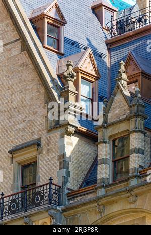 Detail des neu restaurierten Daches in der Dakota, 1 West 72nd Street. Die frische (2016) Kupferverkleidung war noch nicht verwittert. Stockfoto