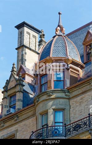 Detail des neu restaurierten Daches in der Dakota, 1 West 72nd Street. Die frische (2016) Kupferverkleidung war noch nicht verwittert. Stockfoto