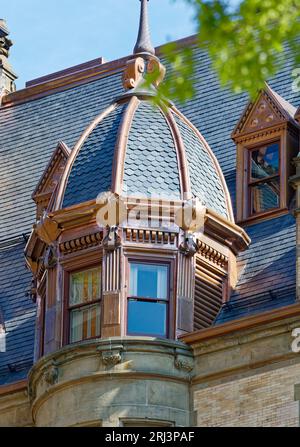 Detail des neu restaurierten Daches in der Dakota, 1 West 72nd Street. Die frische (2016) Kupferverkleidung war noch nicht verwittert. Stockfoto