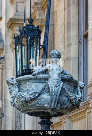 Eine vorübergehend leere Pflanzmaschine an der Dakota, 1 West 72nd Street. Die Pflanzmaschine war zwei Jahre lang unter dem Schatten des Restaurierungsgerüsts gewesen. Stockfoto