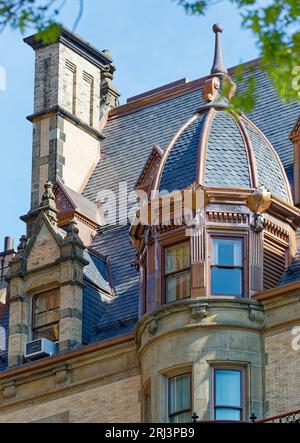 Detail des neu restaurierten Daches in der Dakota, 1 West 72nd Street. Die frische (2016) Kupferverkleidung war noch nicht verwittert. Stockfoto