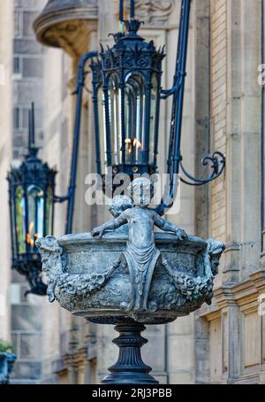 Eine vorübergehend leere Pflanzmaschine an der Dakota, 1 West 72nd Street. Die Pflanzmaschine war zwei Jahre lang unter dem Schatten des Restaurierungsgerüsts gewesen. Stockfoto