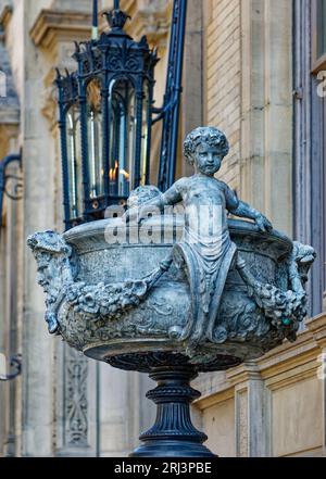 Eine vorübergehend leere Pflanzmaschine an der Dakota, 1 West 72nd Street. Die Pflanzmaschine war zwei Jahre lang unter dem Schatten des Restaurierungsgerüsts gewesen. Stockfoto