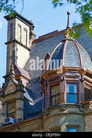 Detail des neu restaurierten Daches in der Dakota, 1 West 72nd Street. Die frische (2016) Kupferverkleidung war noch nicht verwittert. Stockfoto