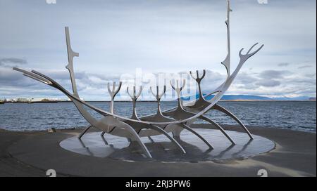 Ein malerischer Blick auf eine Solfar-Skulptur in Reykjavik, Island Stockfoto