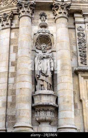 Skulptur der Fassade der Kirche Notre-Dame in Bordeaux, Frankreich Stockfoto