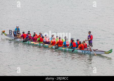 Gemischtes Rennteam beim Richmond Dragon Boat Festival British Columbia Canada Stockfoto