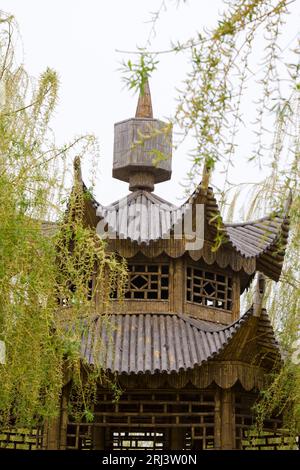 Bambus-Pavillon in einem Waldpark im Luan County, Provinz Hebei, China Stockfoto