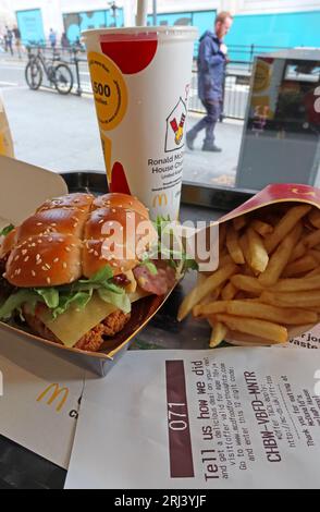 McDonalds Fast Food Restaurant McCrispy Chicken Burger Mahl, Unit 18-22 Clayton Square Shopping Centre, Church St, Liverpool, England, L1 1QR Stockfoto
