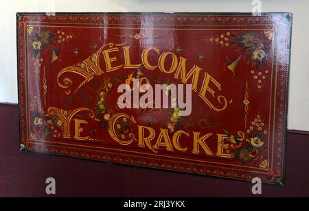 Schild in YE Cracke - Willkommen in YE Cracke, 13 Rice St, abseits von Hope St, Liverpool, Merseyside, ENGLAND, GROSSBRITANNIEN, L1 9BB Stockfoto