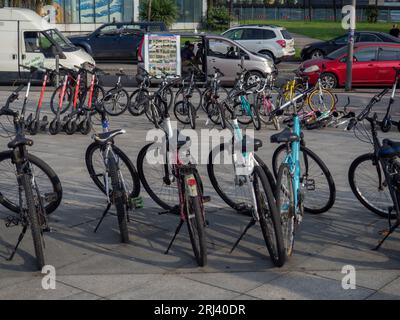 Batumi, Georgia. 08.13.2023 Vermietung verschiedener Fahrräder in Batumi. Urlaub im Resort. Unterhaltungsoption. Lokale Unternehmen. Fahrradrikschas. Gehen Sie Stockfoto