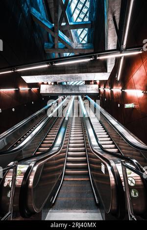 Eine vertikale Aufnahme von Fovam ter moderne U-Bahn-Station, Rolltreppen zum Ausgang in Budapest Ungarn Stockfoto