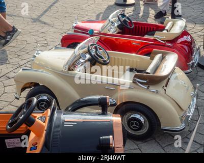 Batumi, Georgia. 08.13.2023 kleine Autos für Kinder. Unterhaltung für Kinder. Fahrzeugmodelle. Das Kind kann es fahren. Kleiner mercedes Stockfoto