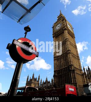 Blick auf Big Ben und das Schild der Londoner U-Bahn in London, England, aus unterirdischer Perspektive Stockfoto