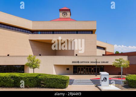 Sonnige Außenansicht der Keith Leftwich Memorial Library des Oklahoma City Community College in Oklahoma Stockfoto