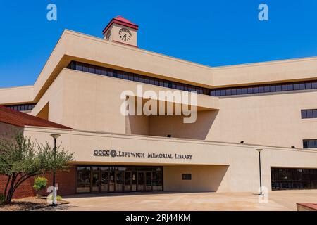 Sonnige Außenansicht der Keith Leftwich Memorial Library des Oklahoma City Community College in Oklahoma Stockfoto