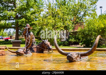 Sonniger Blick von außen auf den Brunnen des Oklahoma City Community College in Oklahoma Stockfoto