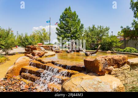 Sonniger Blick von außen auf den Brunnen des Oklahoma City Community College in Oklahoma Stockfoto