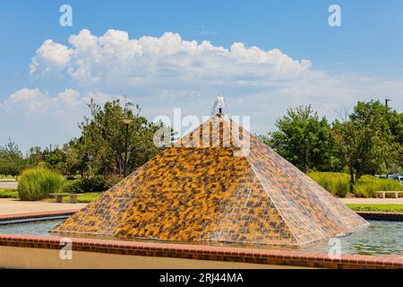 Sonniger Blick von außen auf den Brunnen des Oklahoma City Community College in Oklahoma Stockfoto