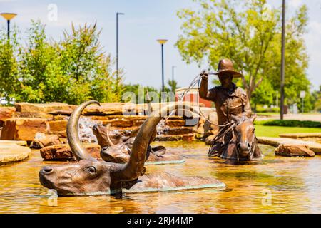 Sonniger Blick von außen auf den Brunnen des Oklahoma City Community College in Oklahoma Stockfoto