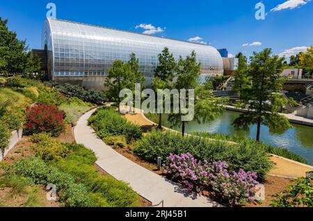 Oklahoma, 15. AUG 2023 - sonniger Außenblick auf den Myriad Botanical Gardens Stockfoto