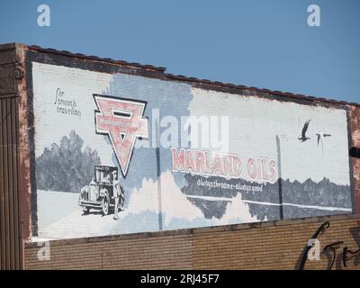 Oklahoma, 19. AUG 2023 - Sonnenschein von außen auf das Marland Oils-Schild Stockfoto