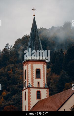 Eine Nahaufnahme einer atemberaubenden Kirche im malerischen Zell im Wiesentall, Deutschland Stockfoto