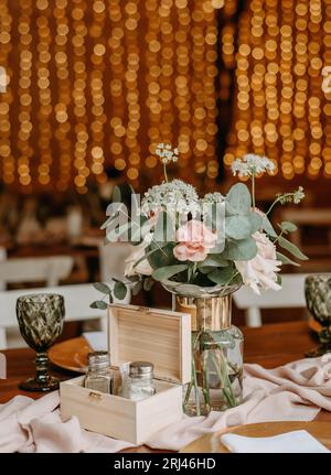 Nahaufnahme eines wunderschönen rustikalen Tischs für einen Hochzeitsempfang Stockfoto