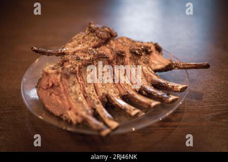 Lammkarree auf einem Teller Stockfoto