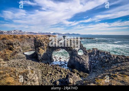 Gatklettur, ein Felsbogen bei Arnarstapi und Hellnar auf der Halbinsel Snaefellsnes im Westen Islands. Stockfoto