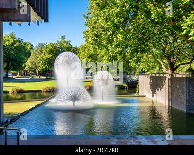 Der Ferrier Fountain, Teil des Rathauses in Christchurch, Neuseeland, mit Blick über den Fluss Avon bis zum Victoria Square Stockfoto