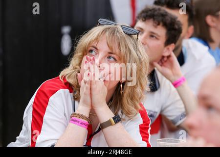 London, Großbritannien. August 2023. Fans sehen sich die Live-Übertragung des Endspiels der FIFA Frauen-Weltmeisterschaft 2023 zwischen Spanien und England in London am 20. August 2023 an. Quelle: Xinhua/Alamy Live News Stockfoto