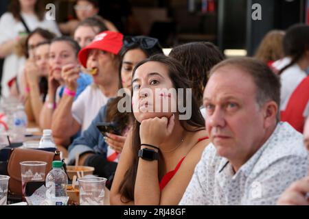 London, Großbritannien. August 2023. Fans sehen sich die Live-Übertragung des Endspiels der FIFA Frauen-Weltmeisterschaft 2023 zwischen Spanien und England in London am 20. August 2023 an. Quelle: Xinhua/Alamy Live News Stockfoto