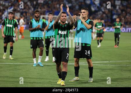 Reggio Emilia, Italien. August 2023. Italien, Reggio Emilia, 20. august 2023: Matheus Henrique (Sassuolo Mittelfeldspieler) begrüßt die Fans am Ende des Fußballspiels Sassuolo vs Atalanta, Tag 1 Serie A 2023-2024 Mapei Stadium (Foto: Fabrizio Andrea Bertani/Pacific Press) Credit: Pacific Press Media Production Corp./Alamy Live News Stockfoto