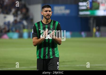 Reggio Emilia, Italien. August 2023. Italien, Reggio Emilia, 20. august 2023: Martin Erlic (Sassuolo Verteidiger) begrüßt die Fans am Ende des Fußballspiels Sassuolo vs Atalanta, Tag 1 Serie A 2023-2024 Mapei Stadium (Credit Image: © Fabrizio Andrea Bertani/Pacific Press via ZUMA Press Wire) REDAKTIONELLE VERWENDUNG NUR! Nicht für kommerzielle ZWECKE! Stockfoto