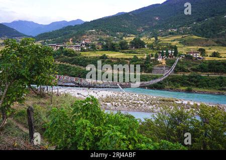 Die Punakha Hängebrücke, Bhutans zweitlängste Brücke, erstreckt sich 160 Meter über den Fluss Pho Chhu und verbindet Punakha Dzong mit dem Rest des Tals Stockfoto