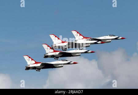 United States Air Force Thunderbirds treten am 31. Oktober 2022 auf der Orlando Sanford Airshow auf. Stockfoto