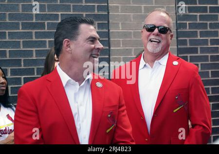 Ehemalige St. Louis Cardinals Outfielder Jim Edmonds (L) und erster Baseman Mark McGwire teilen sich ein Lachen, bevor sie in St. Louis Cardinals Hall of Fame Einführungszeremonien für den ehemaligen Spieler/Trainer Jose Oquendo im Ball Park Village in St. Louis am Sonntag, den 20. August 2023. Foto von Bill Greenblatt/UPI Stockfoto