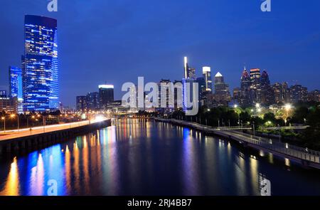 Skyline von Philadelphia in der Abenddämmerung mit dem Schuylkill River im Vordergrund, USA Stockfoto