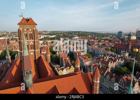 St. Marienkirche wunderschöne Panoramablick-Architektur der Altstadt in Danzig, Polen bei Sonnenaufgang. Draufsicht Drohne pov. Landschaftsbild der Stadt von oben. Kleine historische Oldtimer-Gebäude Europa Touristenattraktionen reisen in Danzig Stockfoto