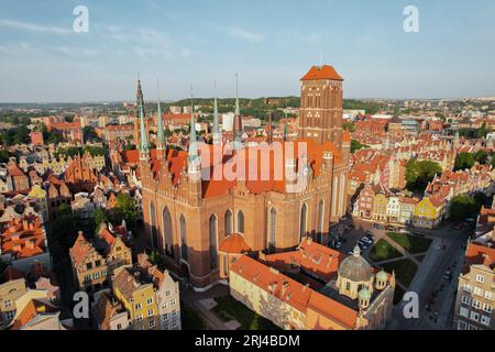 St. Marienkirche wunderschöne Panoramablick-Architektur der Altstadt in Danzig, Polen bei Sonnenaufgang. Draufsicht Drohne pov. Landschaftsbild der Stadt von oben. Kleine historische Oldtimer-Gebäude Europa Touristenattraktionen reisen in Danzig Stockfoto