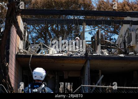 Beschädigte Gebäude und Fahrzeuge von Lahaina Town, die bei den Maui-Waldbränden in Lahaina, Maui, 18. August 2023 zerstört wurden. Mitglieder der Joint Task Force-50 der Hawaii Army und der Air National Guard, der U.S. Army Active Duty and Reserve unterstützen aktiv die Behörden des Maui County bei der Gewährleistung sofortiger Sicherheit, und Wohlergehen für die von den Waldbränden betroffenen Menschen, um die unerschütterliche Unterstützung der Gemeinde Maui und der Ersthelfer sicherzustellen. (Foto der US Army National Guard von SPC. Sean Walker) Stockfoto