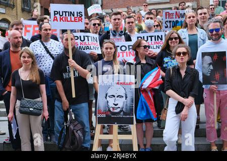 London, Großbritannien. August 2023. Am dritten jahrestag der Vergiftung des russischen Oppositionsführers Alexej Nawalny während eines Inlandsflugs durch Nowitschok fand ein Anti-Putin-marsch und eine Kundgebung statt. Unterstützer, die an den weltweiten Kundgebungen "Putin ist ein Mörder" teilnehmen, fordern Nawalnys Freiheit, da er voraussichtlich drei Jahrzehnte im Gefängnis sitzen wird, nachdem die Behörden Anfang dieses Monats weitere 19 Jahre zusätzlich zu einer bestehenden Strafe hinzugefügt haben. Danksagung: Elfte Stunde Fotografie/Alamy Live News Stockfoto