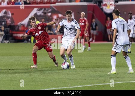 Harrison, USA. August 2023. Chris Durkin (8) von DC United kontrolliert den Ball während des regulären MLS-Spiels gegen die Red Bulls in der Red Bull Arena in Harrison, New Jersey am 20. August 2023. Red Bulls gewann 1:0. (Foto: Lev Radin/SIPA USA) Credit: SIPA USA/Alamy Live News Stockfoto