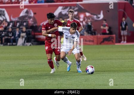 Harrison, USA. August 2023. Gabriel Pirani (10) von DC United kontrolliert den Ball während des regulären MLS-Saisonspiels gegen die Red Bulls in der Red Bull Arena in Harrison, New Jersey am 20. August 2023. Red Bulls gewann 1:0. (Foto: Lev Radin/SIPA USA) Credit: SIPA USA/Alamy Live News Stockfoto