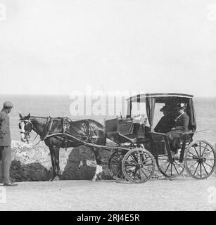 Ein schwarzweißes Vintage-Foto aus dem späten 19. Jahrhundert, das zwei Frauen im Rücken einer Pferdekutsche am Europa Point in Gibraltar zeigt. Stockfoto